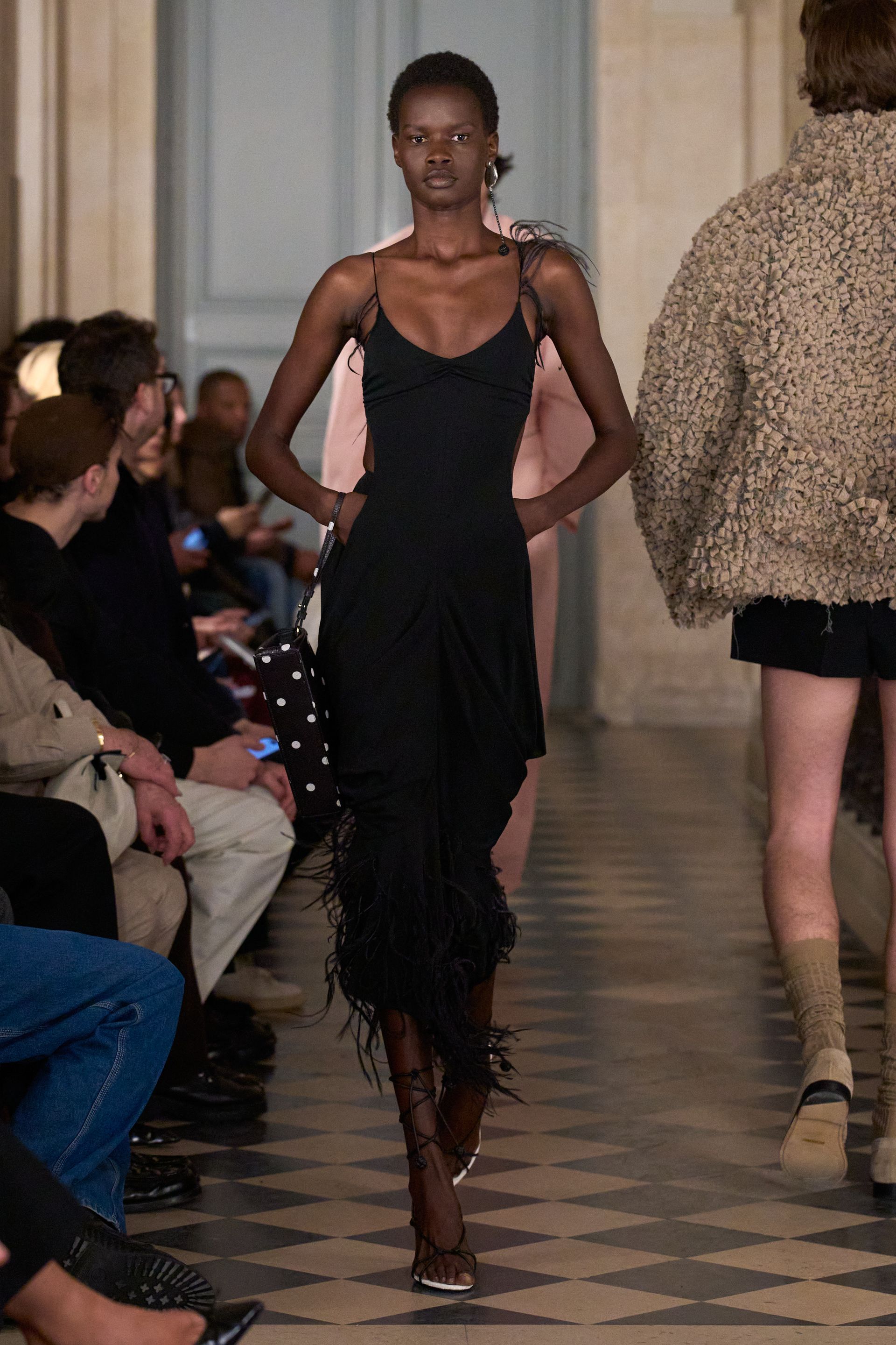 Парисын 2026/27 намар-өвлийн эрэгтэй хувцас загварын долоо хоног (фото 118)