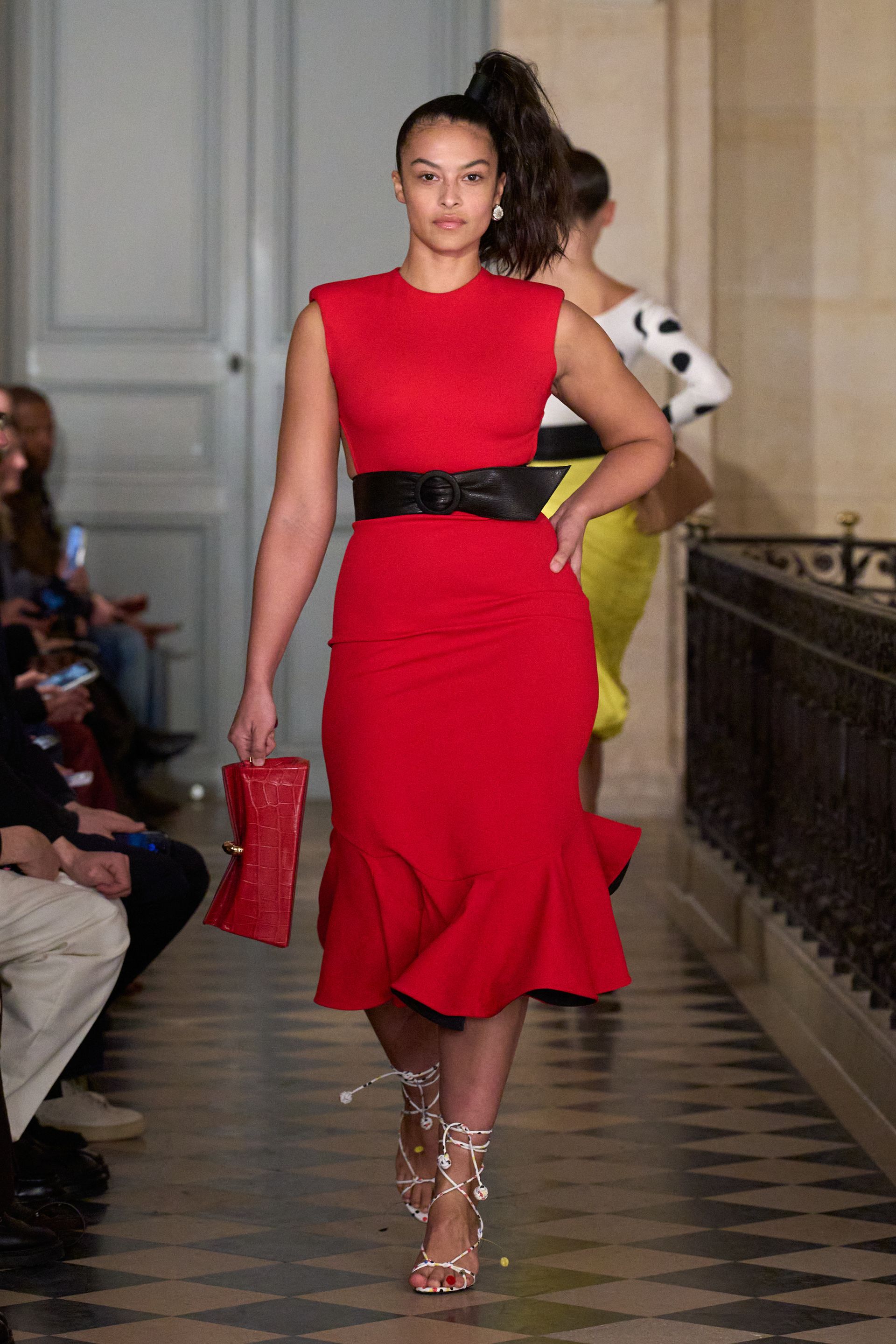 Парисын 2026/27 намар-өвлийн эрэгтэй хувцас загварын долоо хоног (фото 111)