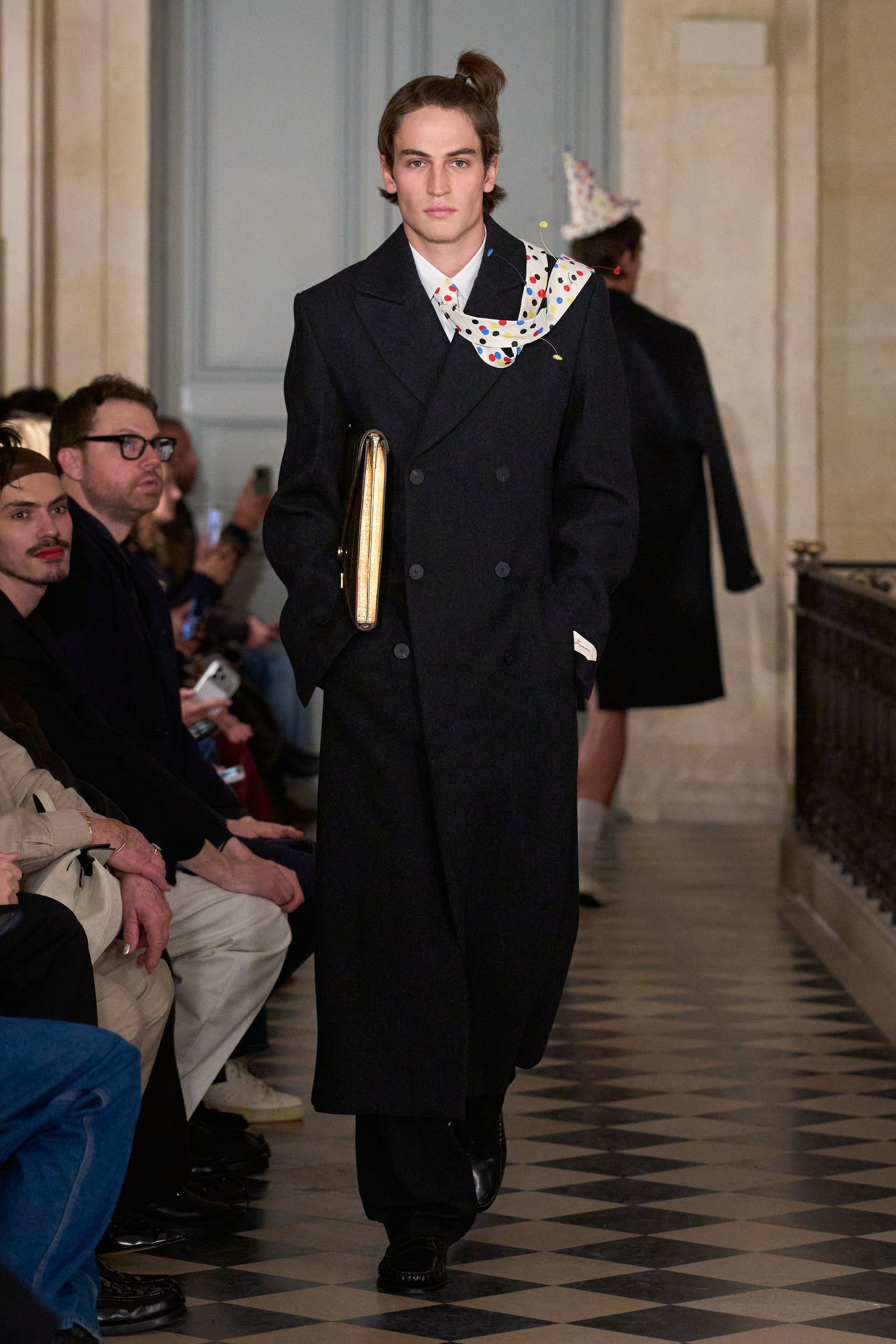 Парисын 2026/27 намар-өвлийн эрэгтэй хувцас загварын долоо хоног (фото 108)