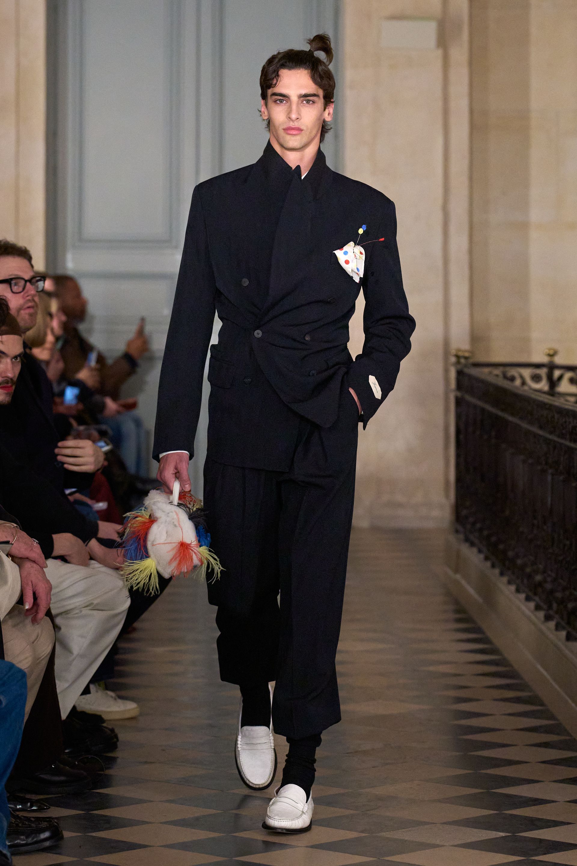 Парисын 2026/27 намар-өвлийн эрэгтэй хувцас загварын долоо хоног (фото 112)