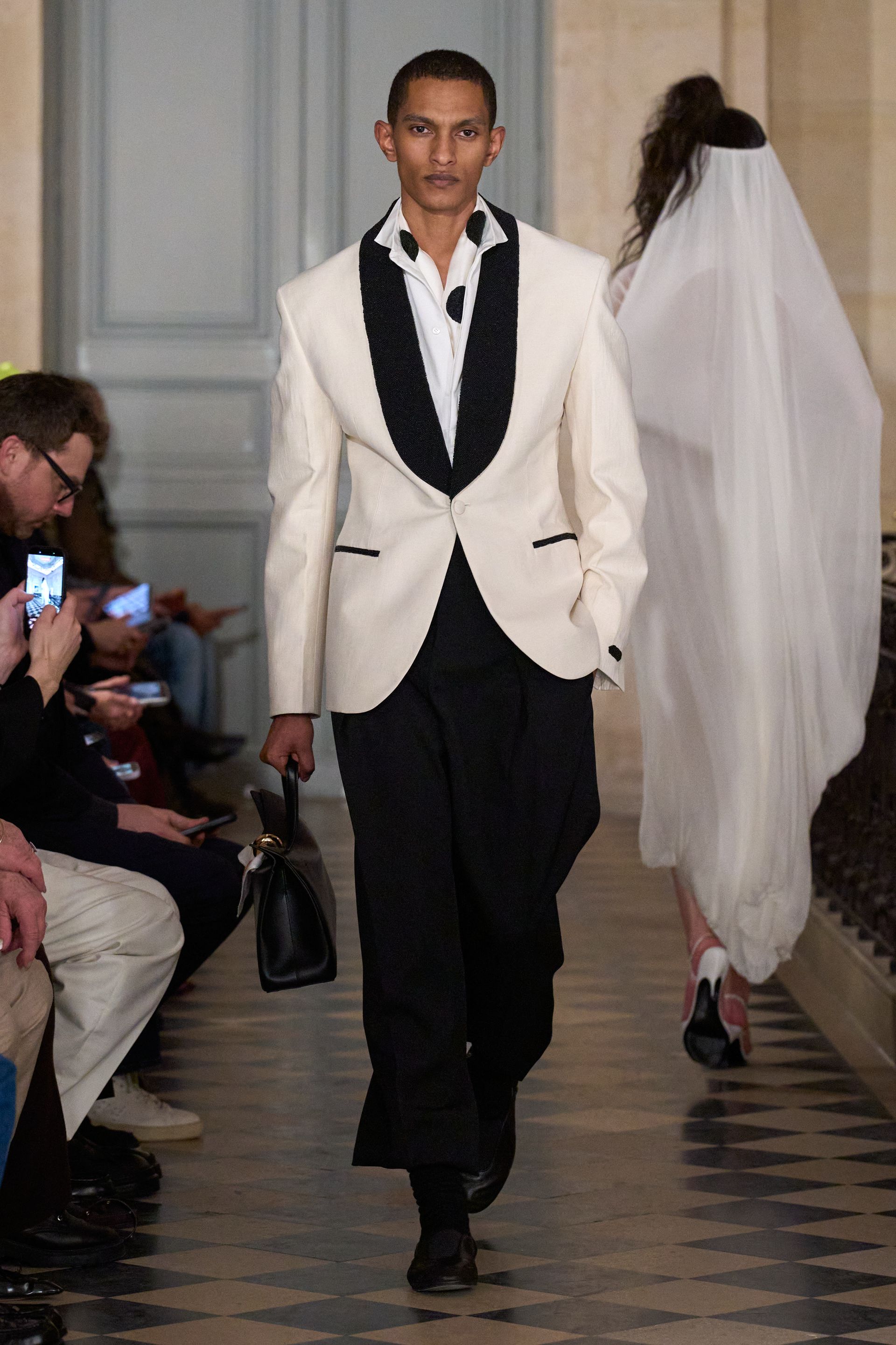 Парисын 2026/27 намар-өвлийн эрэгтэй хувцас загварын долоо хоног (фото 103)