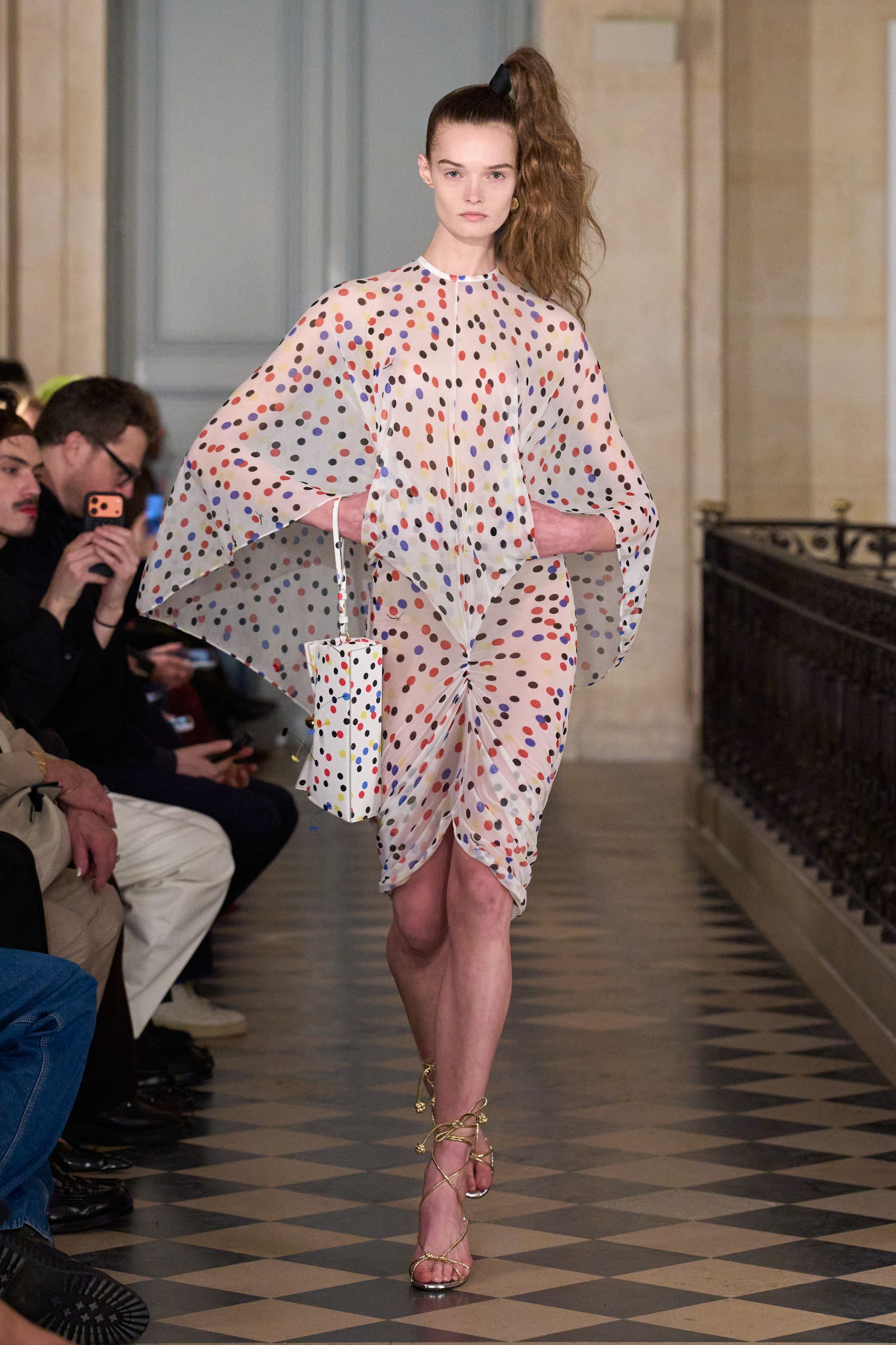 Парисын 2026/27 намар-өвлийн эрэгтэй хувцас загварын долоо хоног (фото 102)