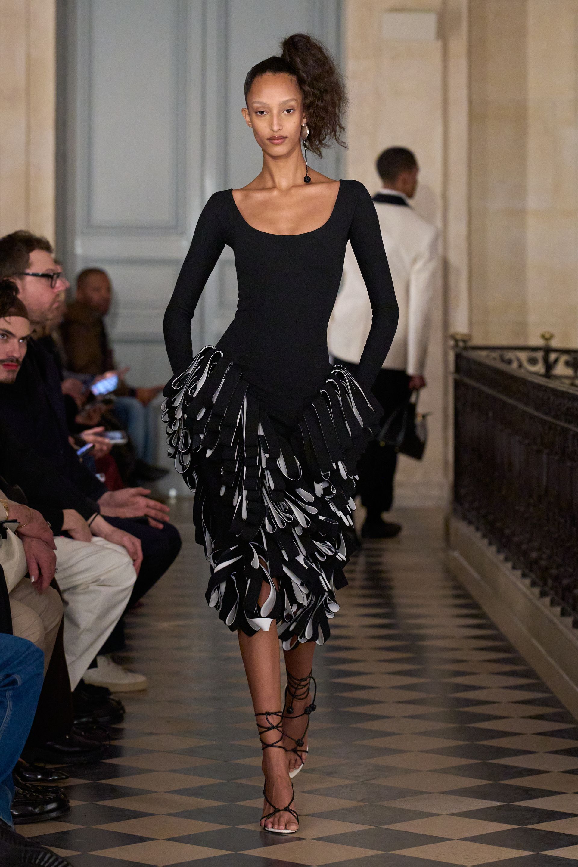 Парисын 2026/27 намар-өвлийн эрэгтэй хувцас загварын долоо хоног (фото 101)