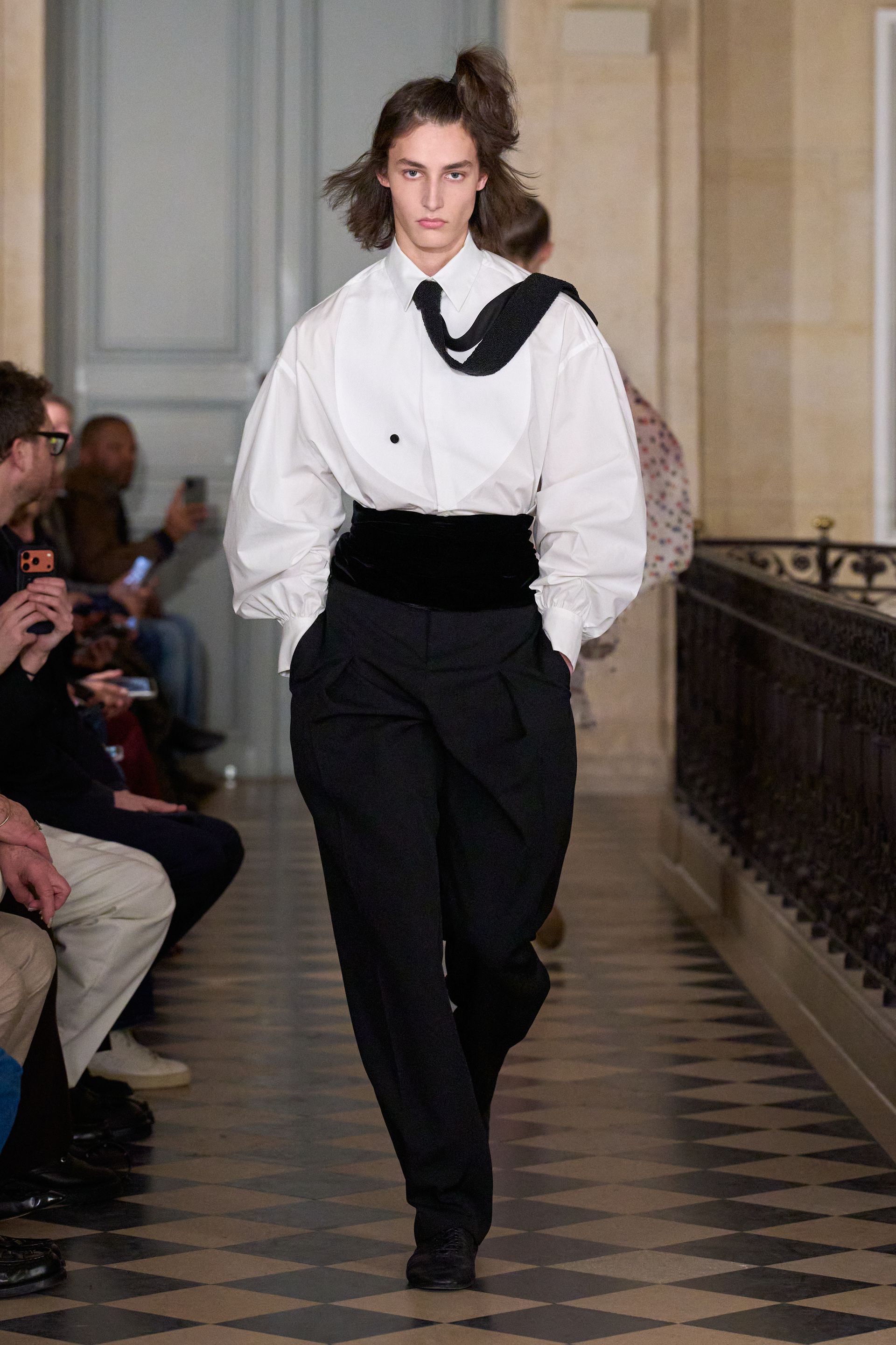 Парисын 2026/27 намар-өвлийн эрэгтэй хувцас загварын долоо хоног (фото 100)