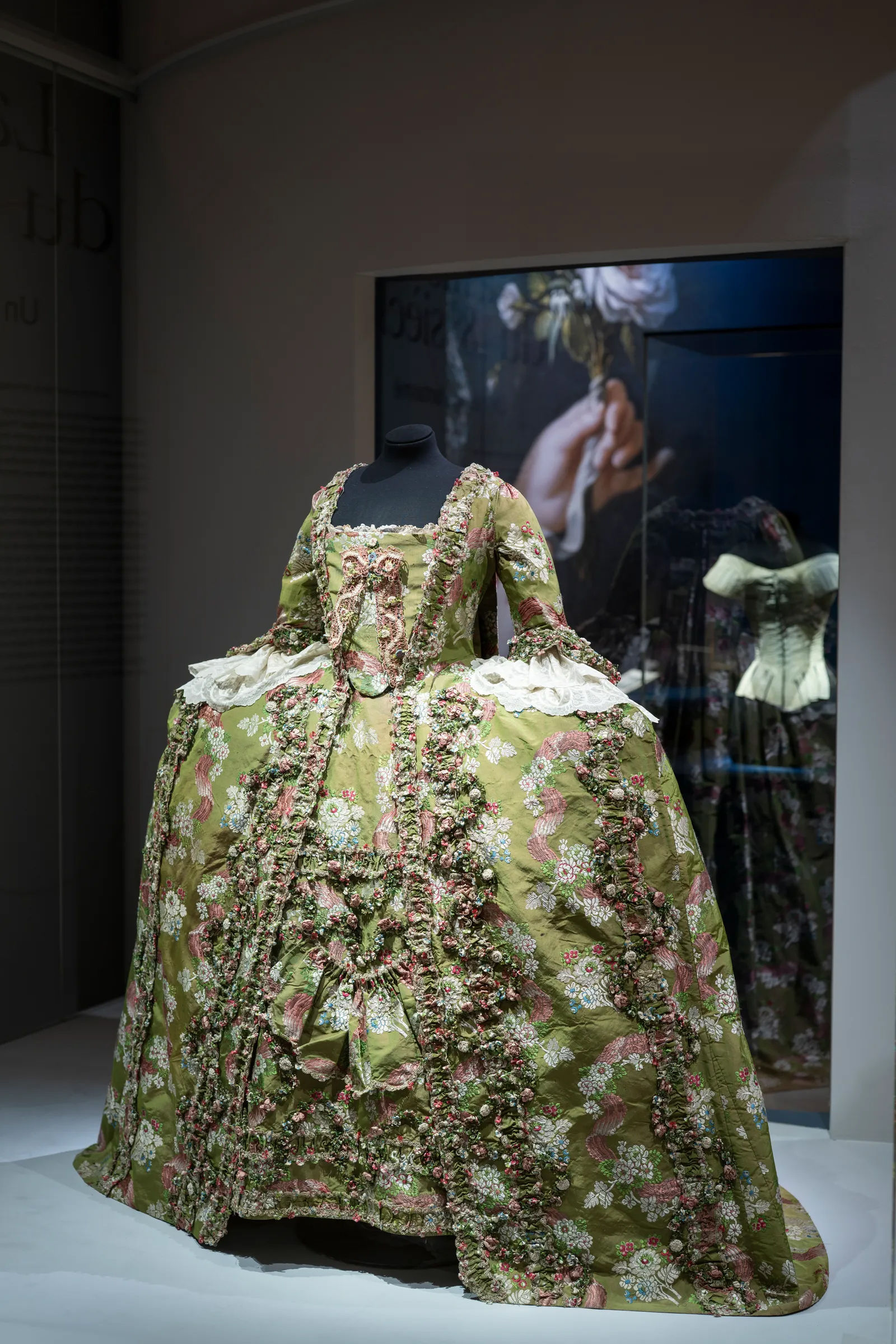 XVIII зууны загваруудыг онцлох үзэсгэлэн Парис хотод нээлтээ хийлээ (фото 3)