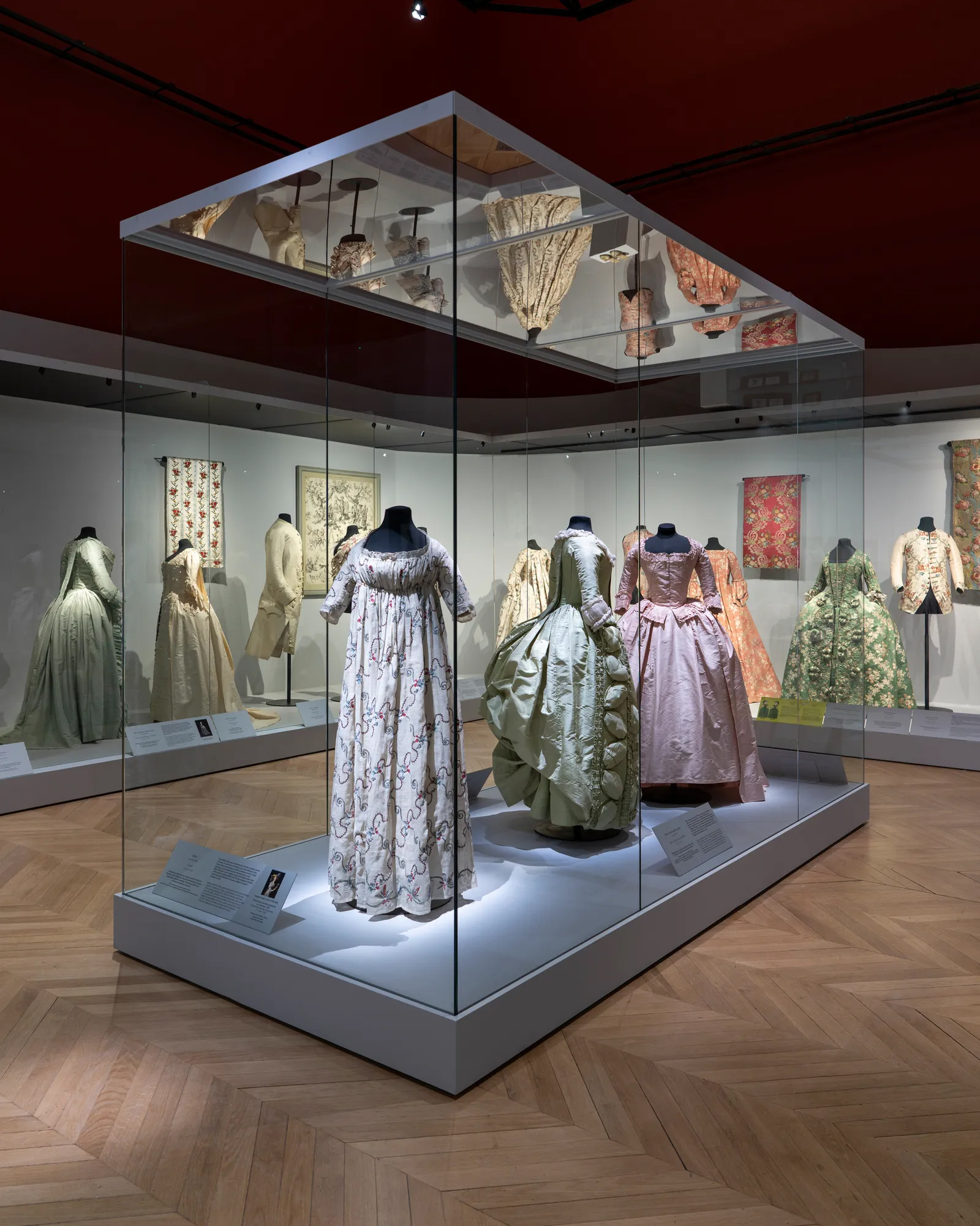 XVIII зууны загваруудыг онцлох үзэсгэлэн Парис хотод нээлтээ хийлээ (фото 2)