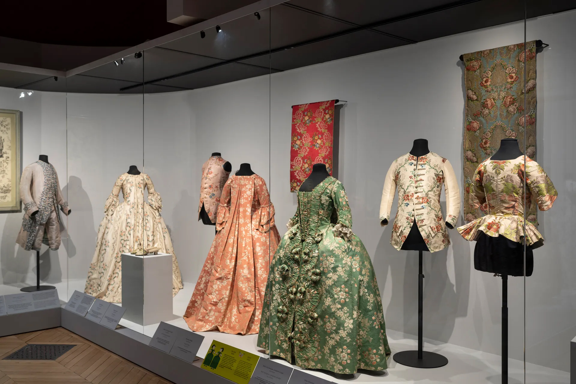 XVIII зууны загваруудыг онцлох үзэсгэлэн Парис хотод нээлтээ хийлээ (фото 1)