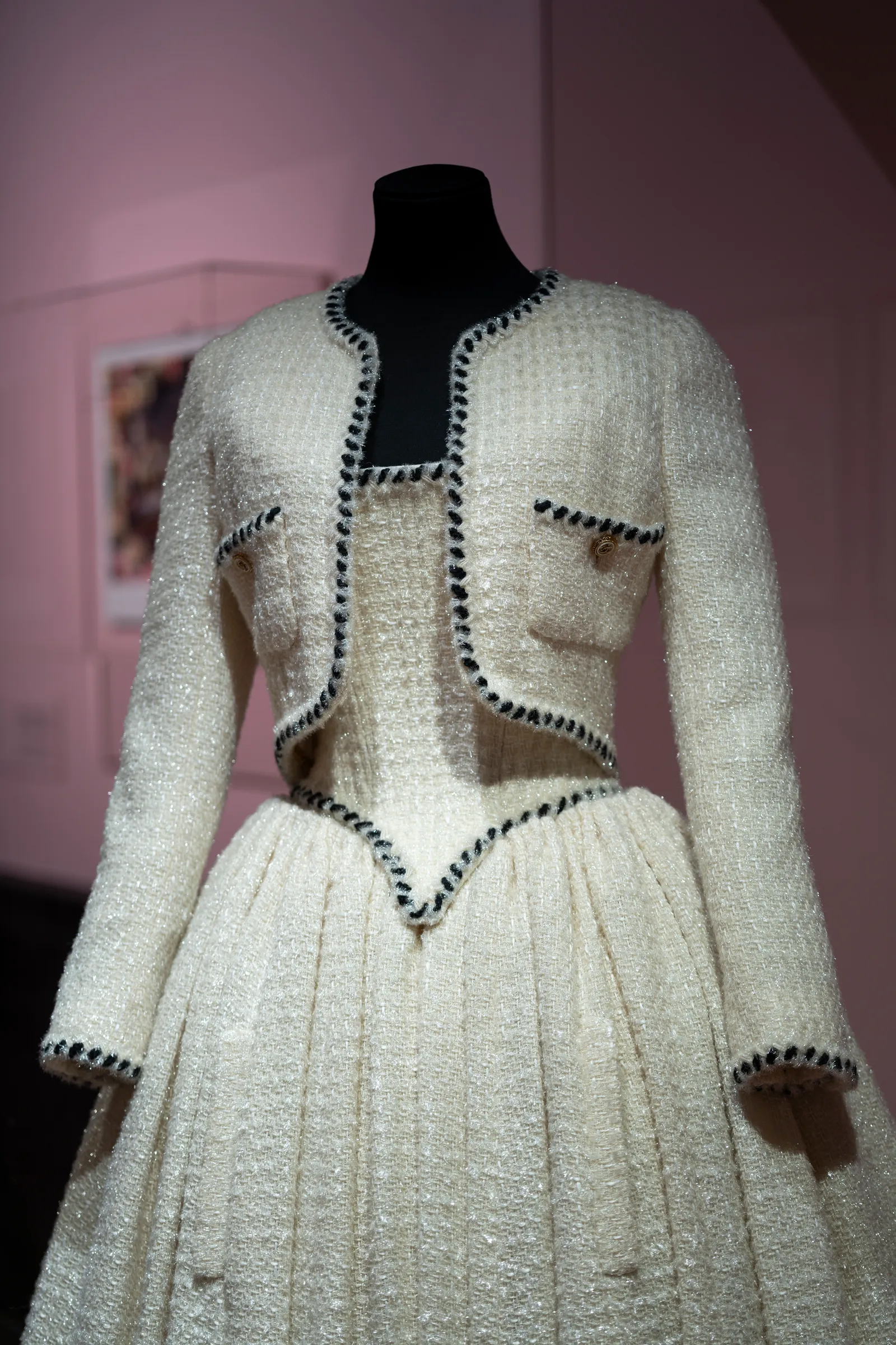 XVIII зууны загваруудыг онцлох үзэсгэлэн Парис хотод нээлтээ хийлээ (фото 5)