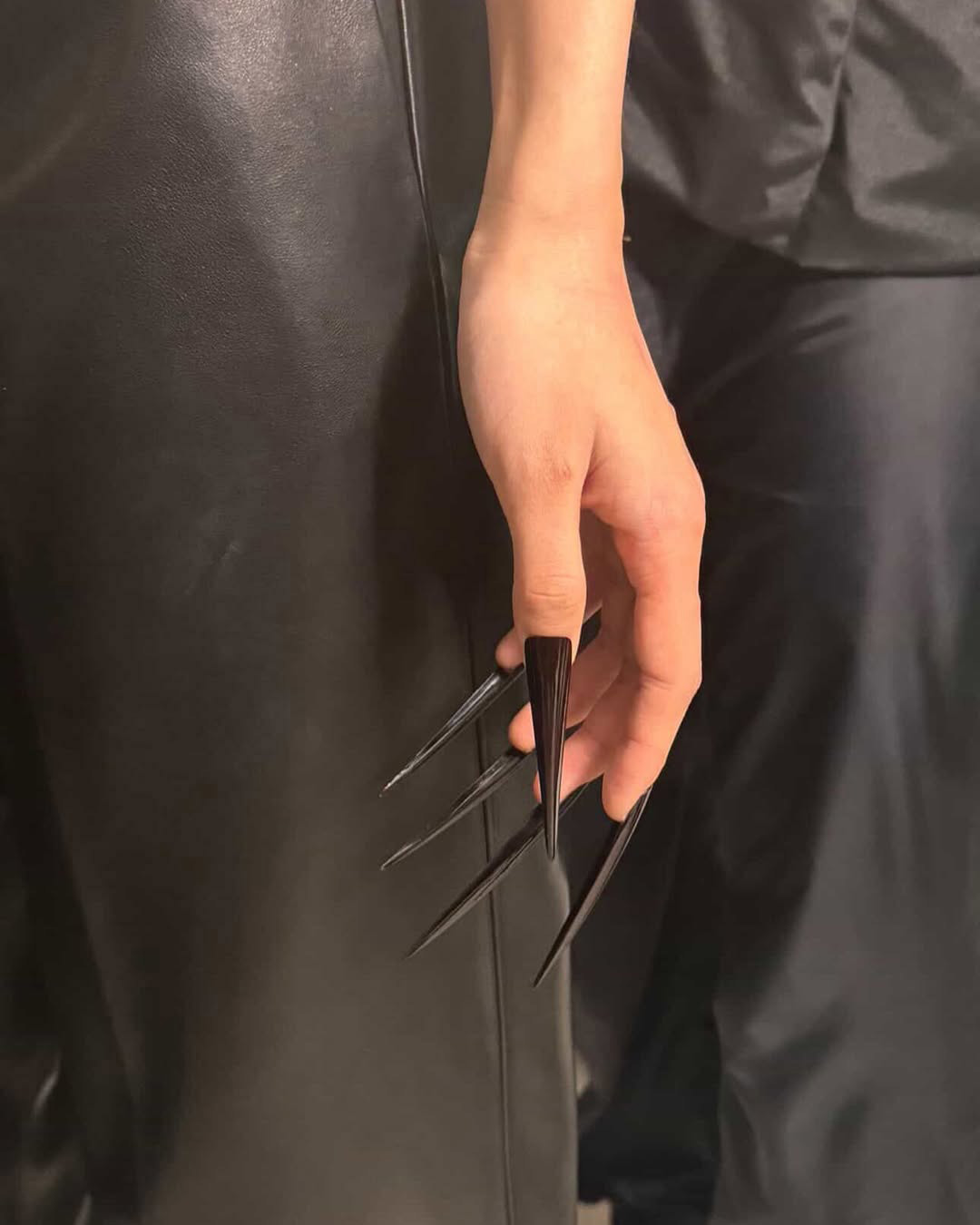 2026 оны загварын долоо хоног дээрх маникюрын шийдлүүд (фото 14)