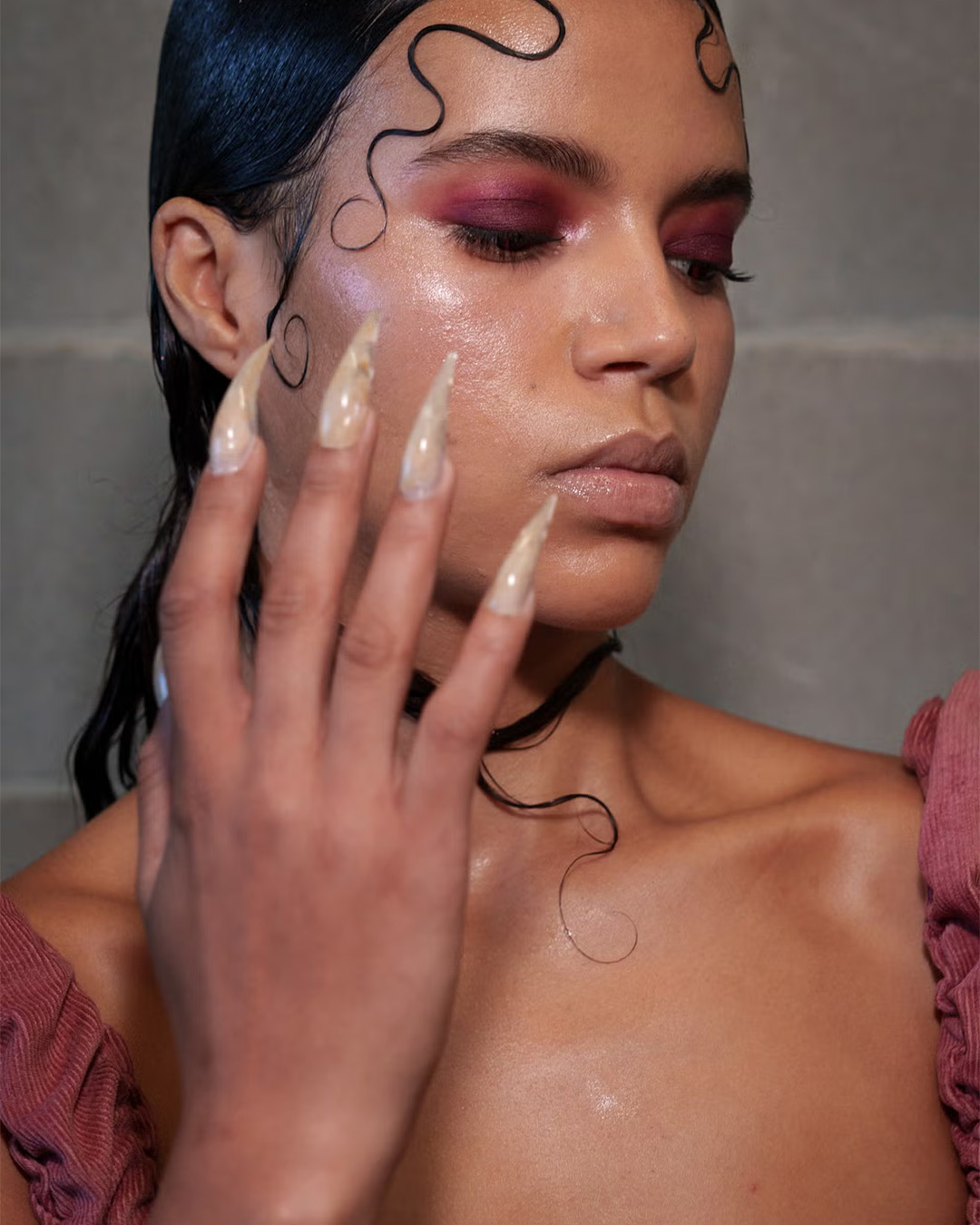 2026 оны загварын долоо хоног дээрх маникюрын шийдлүүд (фото 19)