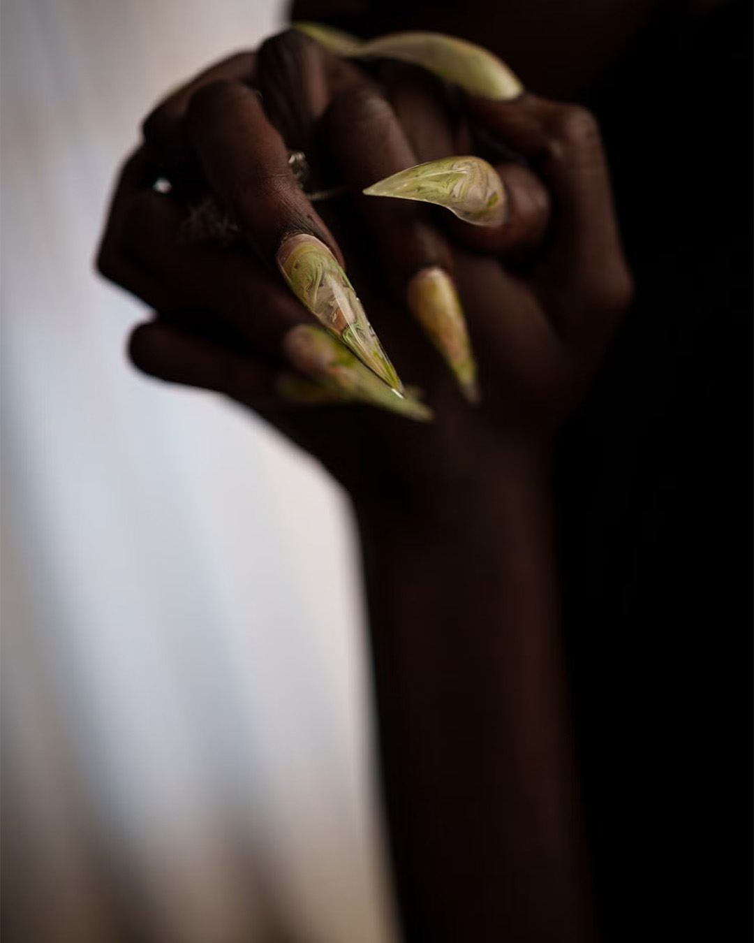 2026 оны загварын долоо хоног дээрх маникюрын шийдлүүд (фото 20)