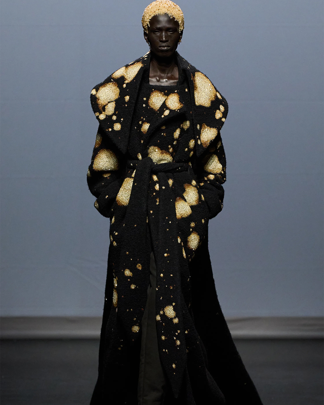 Сурреалист үлгэрийн баатрууд тайзнаа амилсан нь (фото 15)