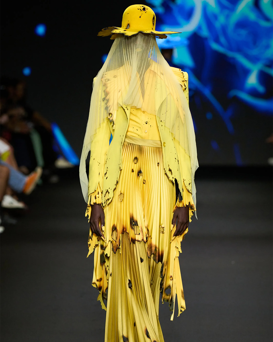 Сурреалист үлгэрийн баатрууд тайзнаа амилсан нь (фото 21)