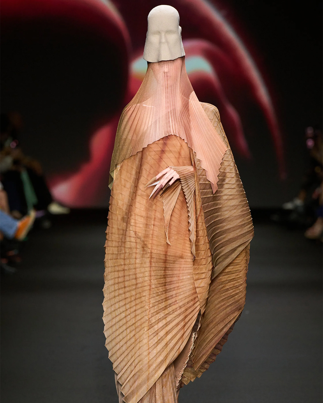 Сурреалист үлгэрийн баатрууд тайзнаа амилсан нь (фото 6)