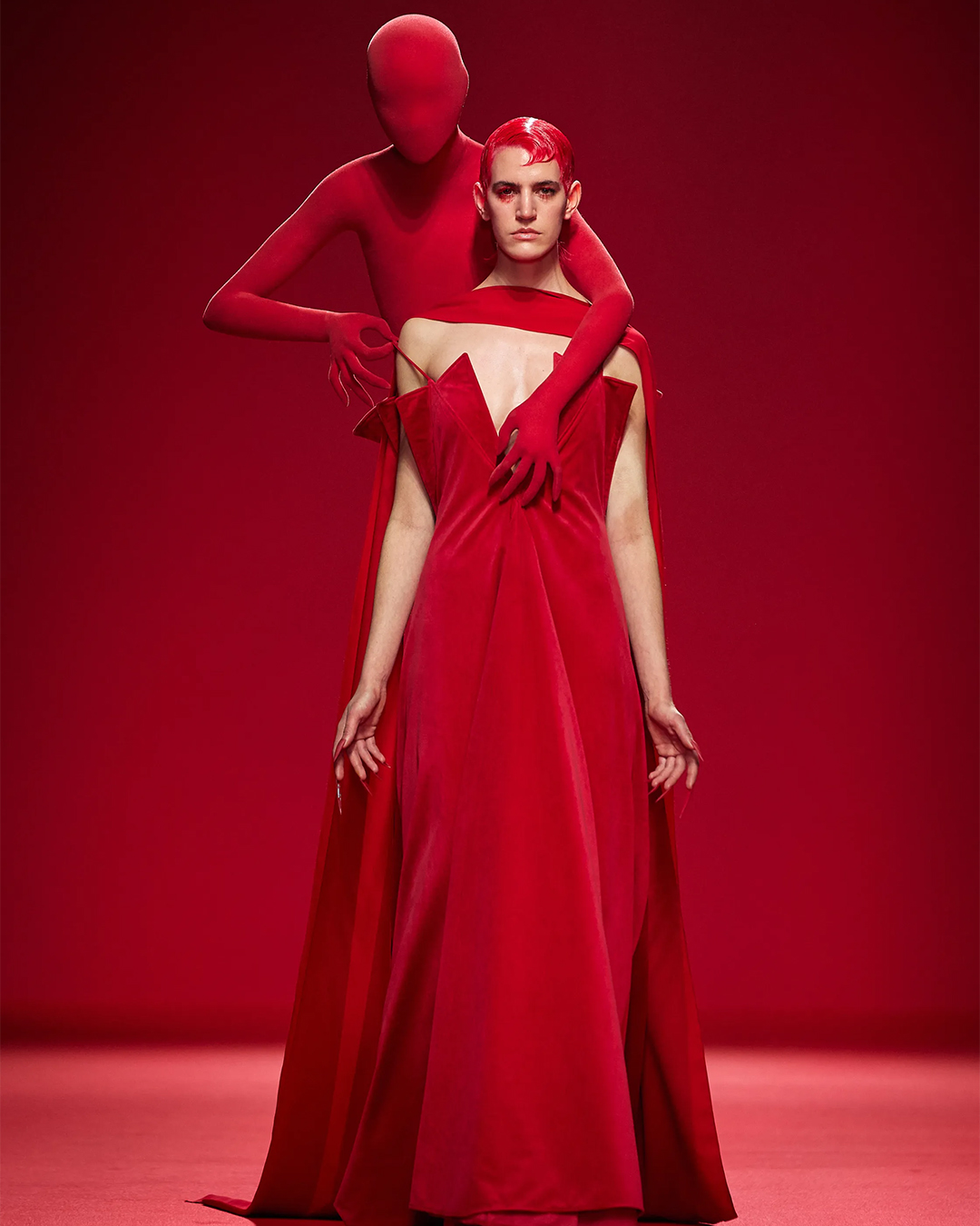 Сурреалист үлгэрийн баатрууд тайзнаа амилсан нь (фото 7)