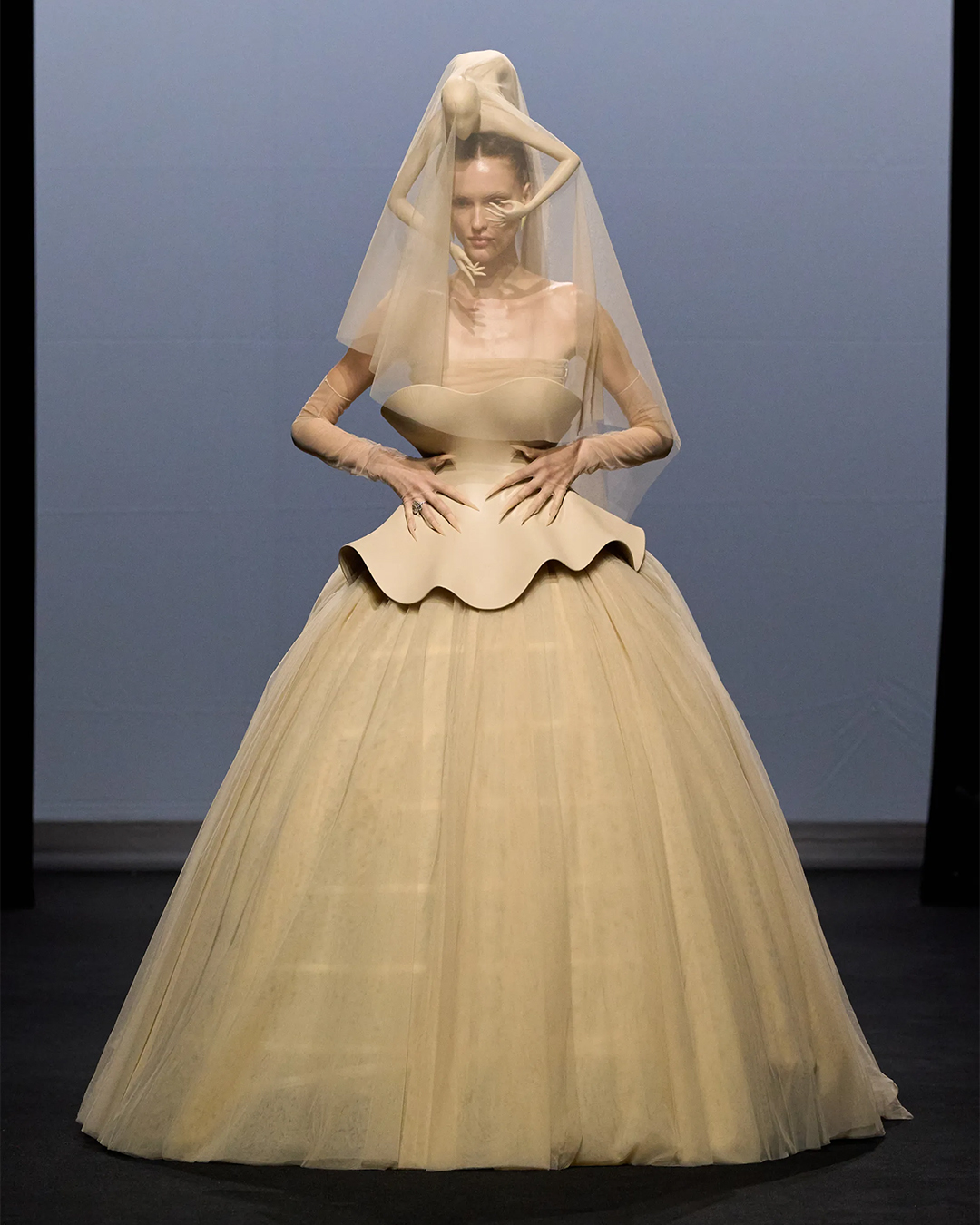 Сурреалист үлгэрийн баатрууд тайзнаа амилсан нь (фото 12)