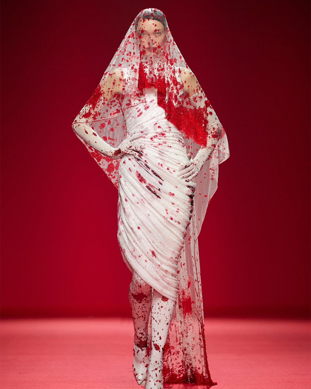 Сурреалист үлгэрийн баатрууд тайзнаа амилсан нь (фото 18)