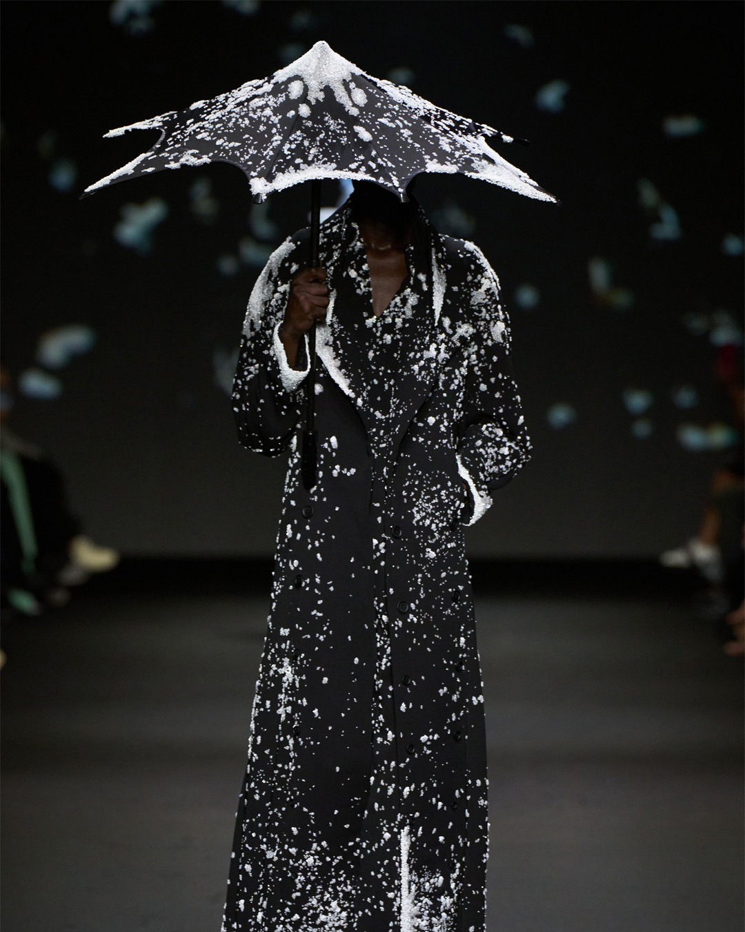 Сурреалист үлгэрийн баатрууд тайзнаа амилсан нь (фото 19)