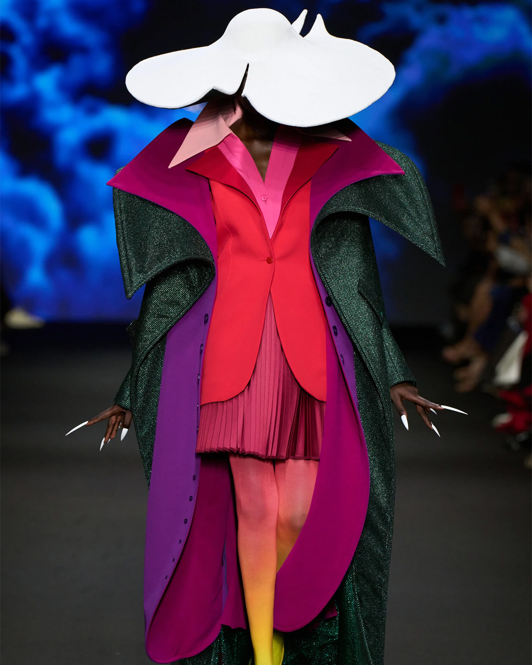 Сурреалист үлгэрийн баатрууд тайзнаа амилсан нь (фото 23)