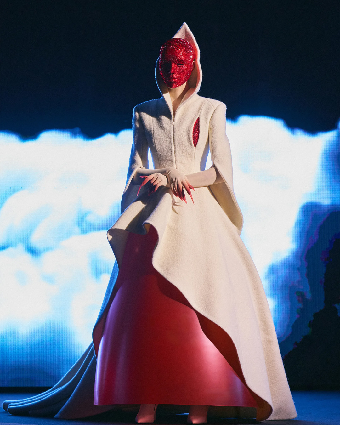 Сурреалист үлгэрийн баатрууд тайзнаа амилсан нь (фото 27)