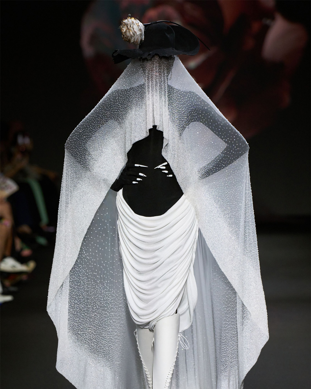 Сурреалист үлгэрийн баатрууд тайзнаа амилсан нь (фото 29)