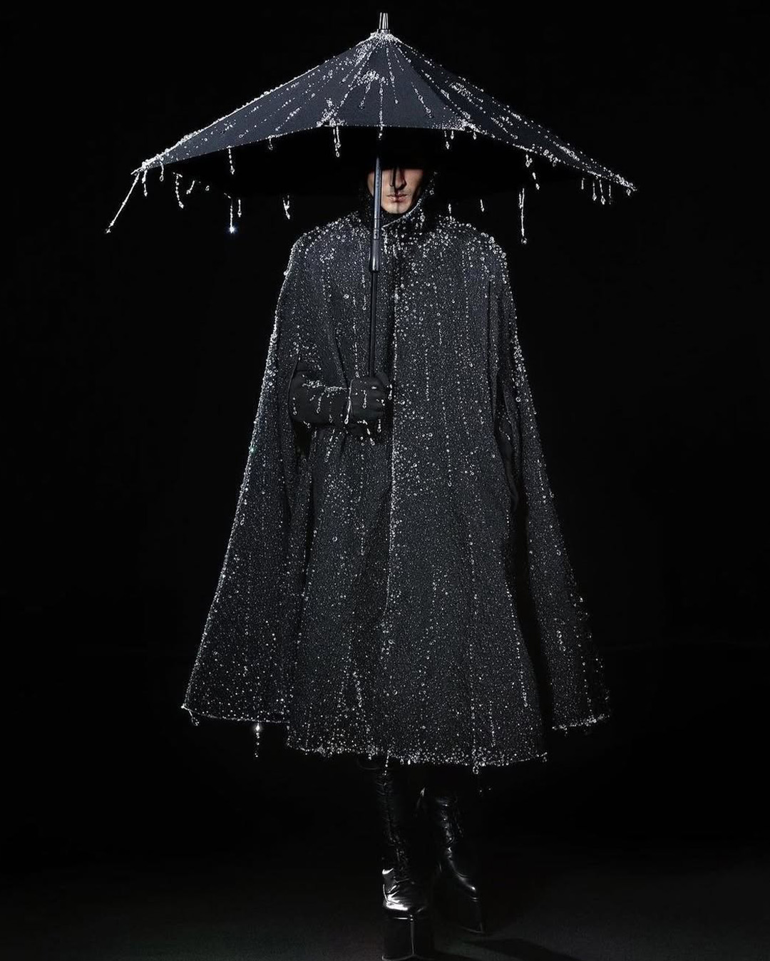 Сурреалист үлгэрийн баатрууд тайзнаа амилсан нь (фото 3)