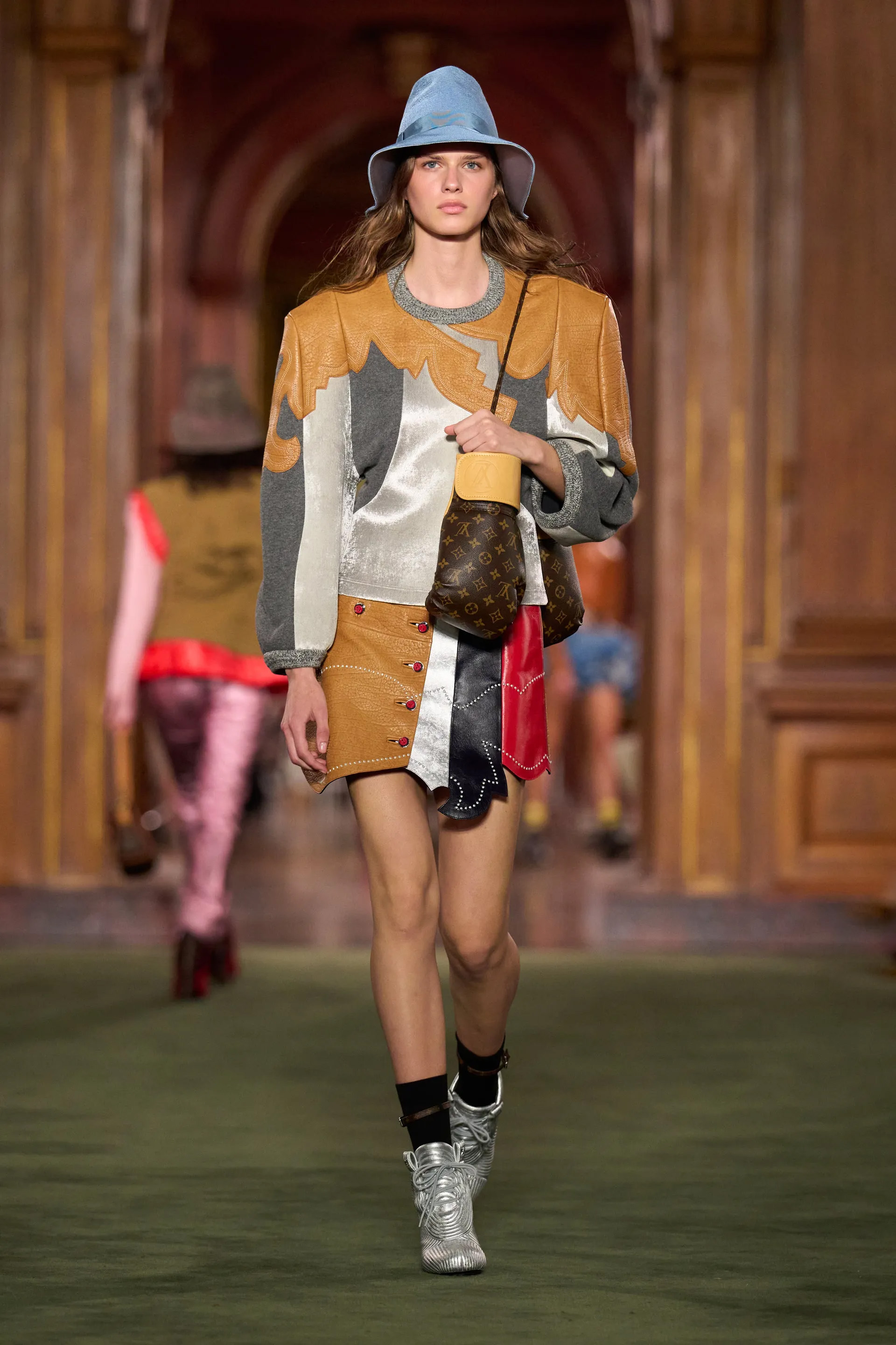 Chanel, Christian Dior, Gucci, Louis Vuitton зэрэг брэндүүд Resort загваруудаа танилцууллаа (фото 30)