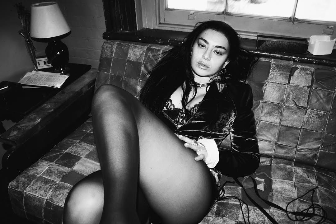 Charli XCX-ийн шинэ цомог кино, хөгжим, загварын хамт эргэн ирлээ (фото 7)