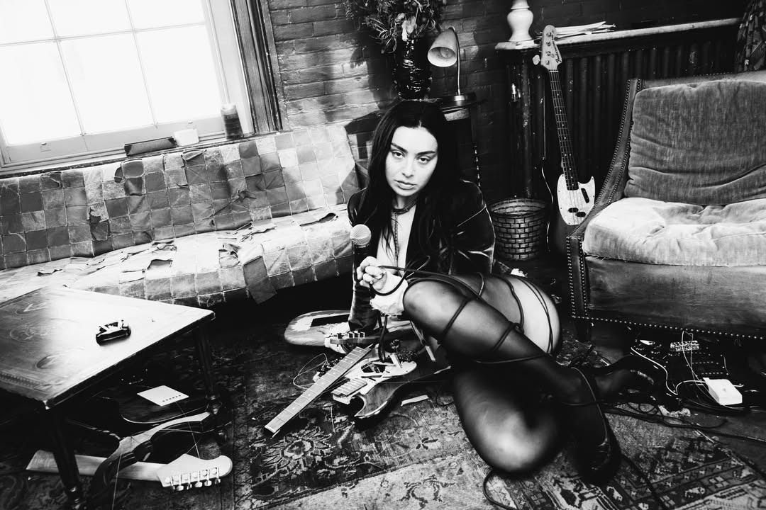 Charli XCX-ийн шинэ цомог кино, хөгжим, загварын хамт эргэн ирлээ (фото 6)