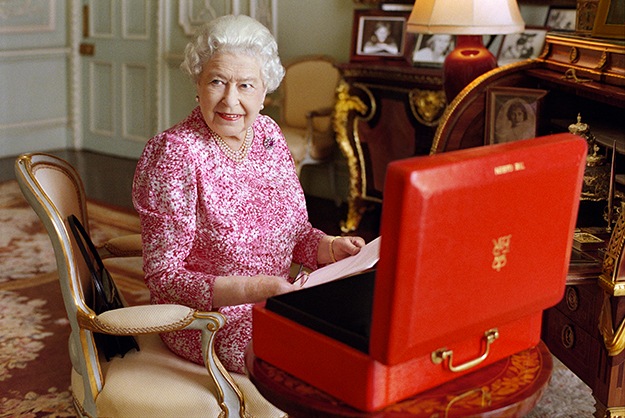Их Британийн хатан хаан II Элизабет 91 нас хүрлээ (фото 1)