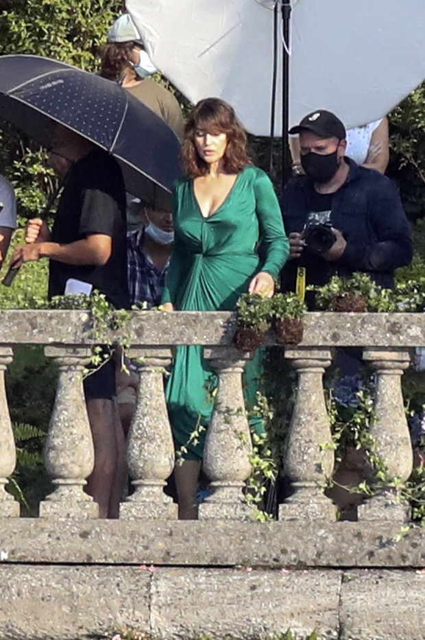 Моника Беллуччи, Дева Кассель нар Комо нуурын эрэг дээр Dolce & Gabbana брэндийн зураг авалтад оролцжээ (фото 1)