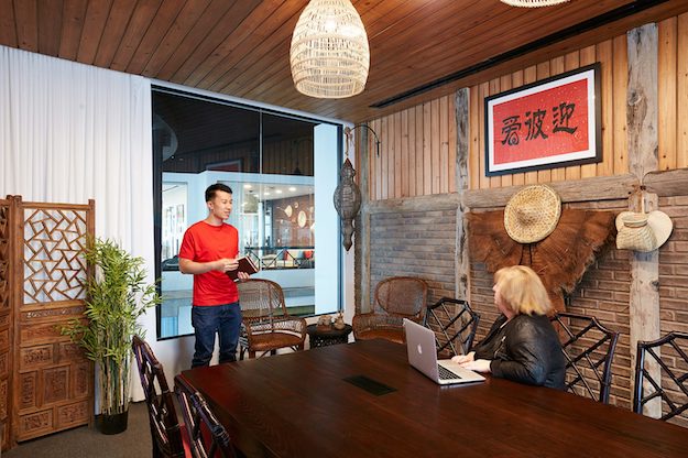 Airbnb шинэ оффисоо өөрийн вебсайт дээрх хамгийн шилдэг байшингуудын загвараар тохижууллаа (фото 5)