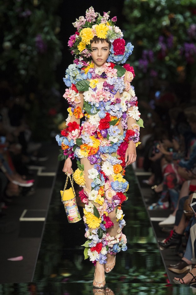 Moschino, хавар-зун 2018: Цэцгийн баглаа болон хувирсан алдарт моделиуд (фото 5)