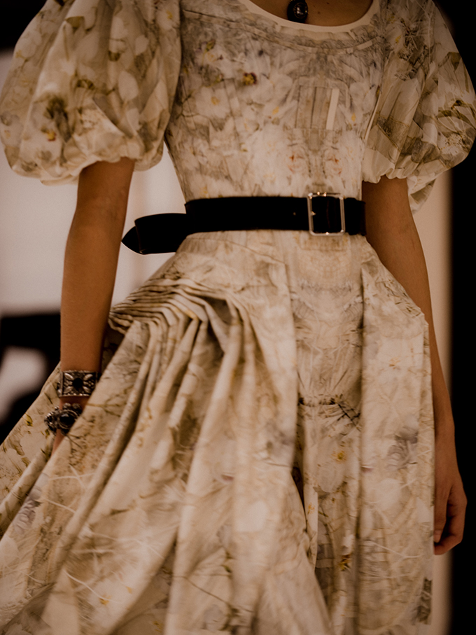 Alexander McQueen хэрхэн хээ бүтээхийг харуулж үүнтэй холбоотой шинэ челленж зарлалаа (фото 1)