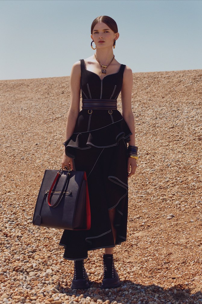 Alexander McQueen-ийн амьд цэцэгс мэт аяллын цуглуулга (фото 19)