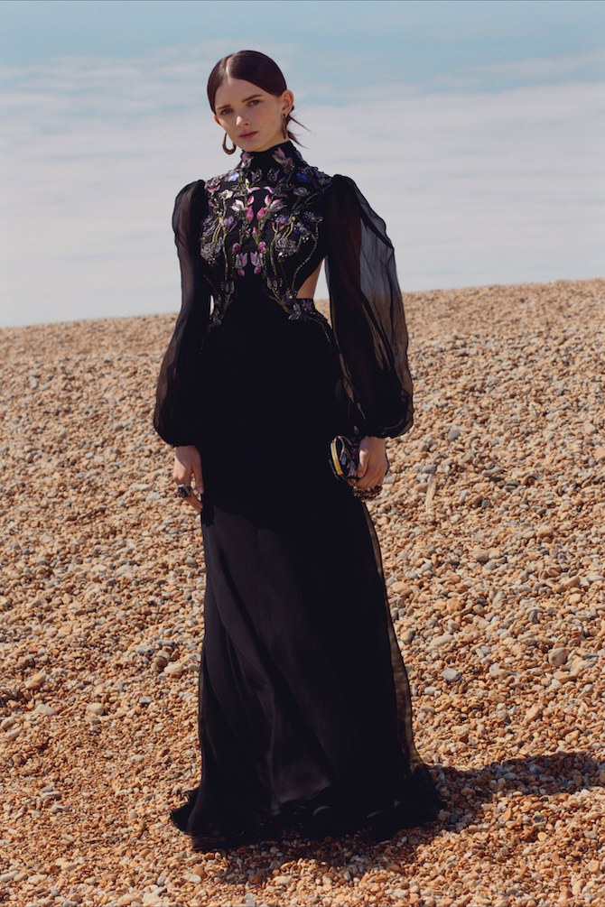 Alexander McQueen-ийн амьд цэцэгс мэт аяллын цуглуулга (фото 7)