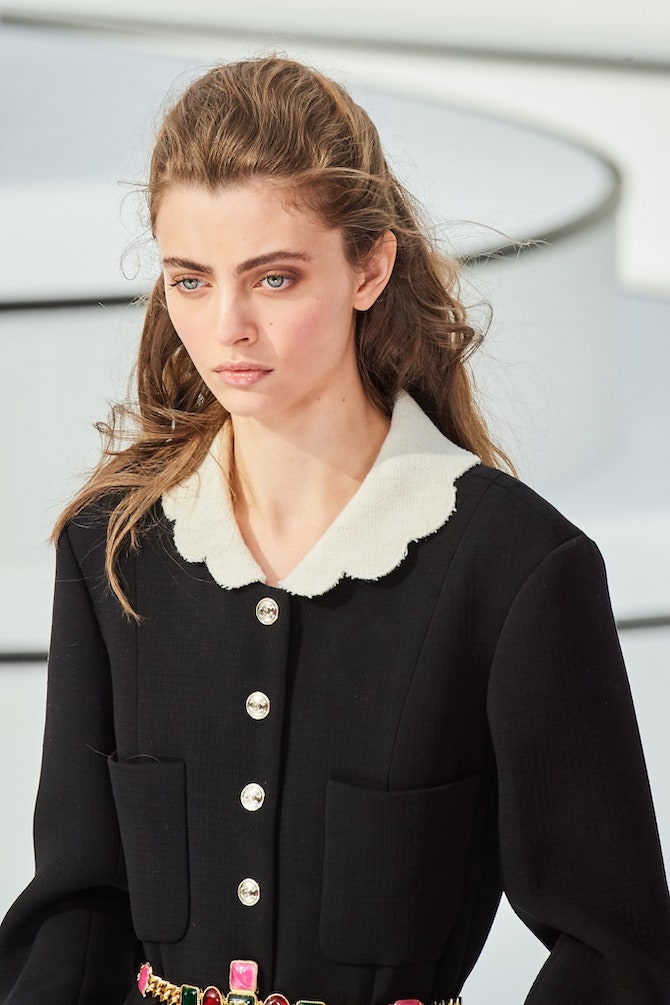 Chanel ордны шинэ цуглуулга дахь гол загвараар цагаан сорочка тодорчээ (фото 1)