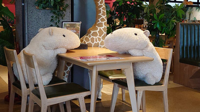 Нэгэн Япон ресторанд хүн хоорондын зайг баримтлах үүднээс ширээнүүдэд чихмэл тоглоомуудыг суулгажээ (фото 2)