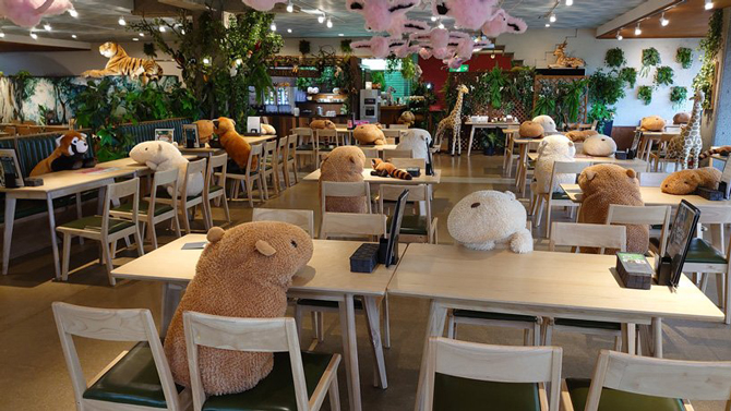 Нэгэн Япон ресторанд хүн хоорондын зайг баримтлах үүднээс ширээнүүдэд чихмэл тоглоомуудыг суулгажээ (фото 1)