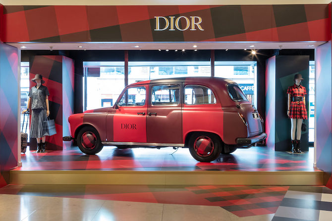 Дотроос нь харцгаая: Dior брэндийн Лондон дахь поп-ап дэлгүүр (фото 3)