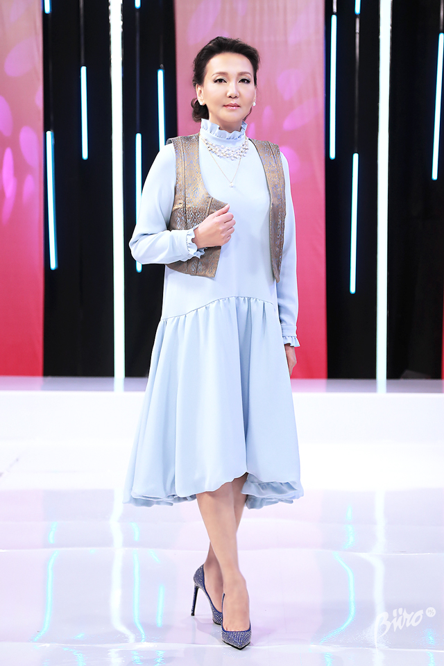 Mongolia’s Next Top Model нэвтрүүлгийн шүүгчид юу өмссөн бэ? (фото 2)