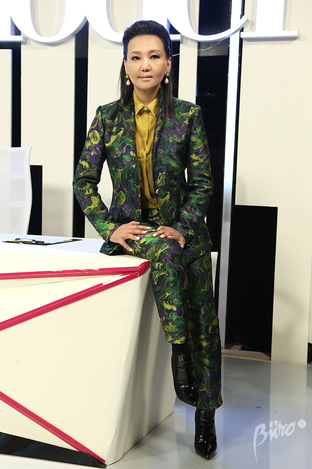 Mongolia’s Next Top Model нэвтрүүлгийн шүүгчид юу өмссөн бэ? (фото 3)