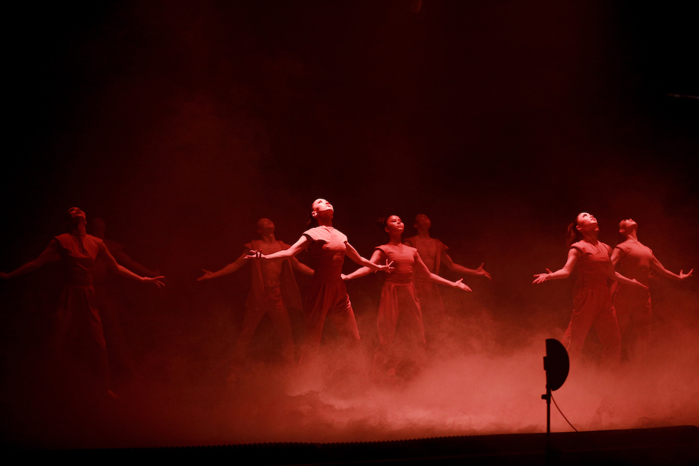 Хүчирхэг хөгжим, хурц сэдэв, хосгүй бүжигчдийн төгс нэгдэл болсон "Амьдралыг тэтгэгч-O2" модерн балет (фото 1)