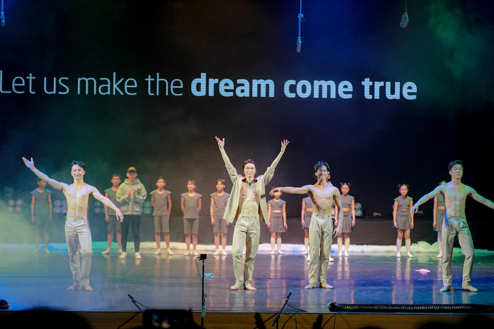 Хүчирхэг хөгжим, хурц сэдэв, хосгүй бүжигчдийн төгс нэгдэл болсон "Амьдралыг тэтгэгч-O2" модерн балет (фото 24)