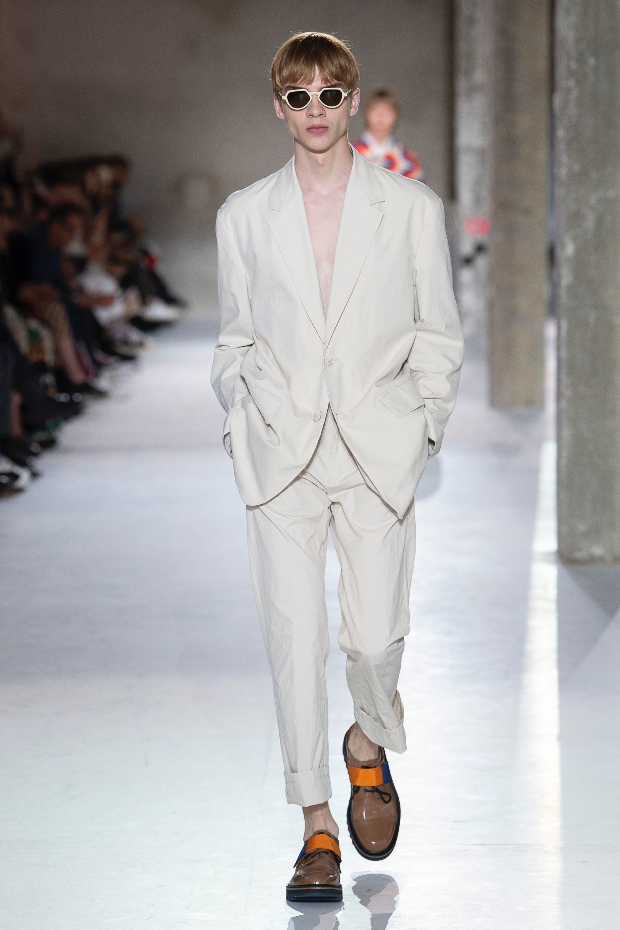 Эрэгтэй загварын тренд: Нүцгэн бие дээр өмссөн пиджак (фото 1)