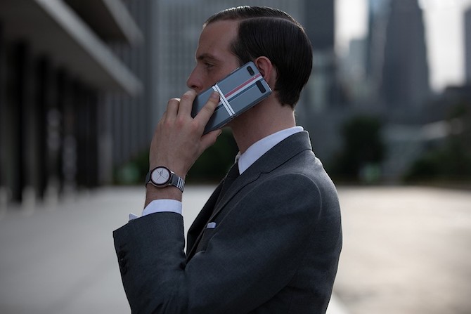 Samsung Thom Browne брэндтэй хамтран эвхэгддэг дэлгэцтэй ухаалаг утас гаргалаа (фото 4)