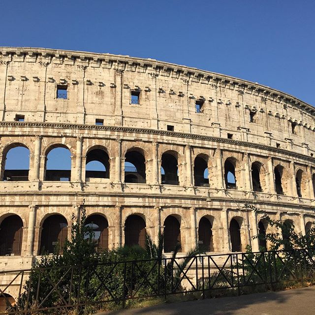 Acordando em Roma  Waking up in Rome !!!! Colosseo #nofilterneedit #italyisforlovers #wheninRome