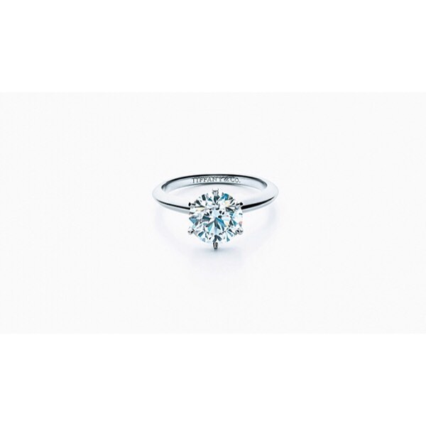 Tiffany & Co-гийн сүйн бөгжийг сонгох бас зүүж үзэхийн тулд заавал дэлгүүр рүү нь очих шаардлагагүй болжээ. Ухаалаг утсан дээрээ тусгай апп суулгаад л болчих нь тэр.www.buro247.mn #buro247mongolia#tiffanyco