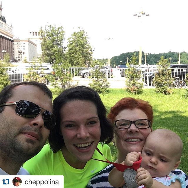 Ещё несколько душевных историй с забега #бегущиесердца    @cheppolina with @repostapp.
   
Я ПРОБЕЖАЛА      эмоции через край: как круто, когда ты бежишь с толпой в 10 000 человек, и все эти люди бегут не просто так а #бежимсосмыслом чтобы собрать деньги для фонда и помочь детишкам      здорово что меня поддерживают мои самые близкие люди         а их крики и фотки сбоку от трассы - это было очень вовремя (когда по жаре бежать становилось тяжеловато)    ну и наконец  по секрету: я когда готовилась, ни разу не пробегала 10к потому что не успевала за Кирин это сделать и нервничала- смогу или нет бежать без остановки?! Я СМОГЛА   #ясоздаюсебя