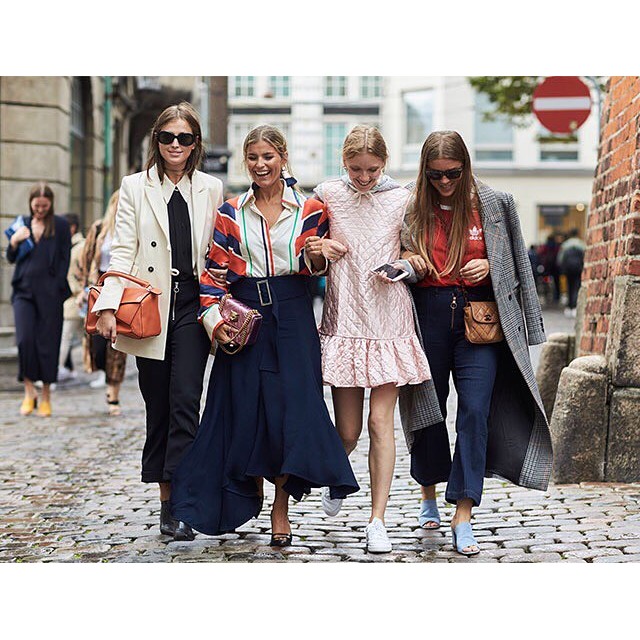 Копенхагены загварын долоо хоног, хавар-зун 2017: Street style.

Copenhagen fashion week, spring-summer 2017: streetstyle.

#copenhagen #fashionweek #ss17 #streetstyle #scandinavianchic
